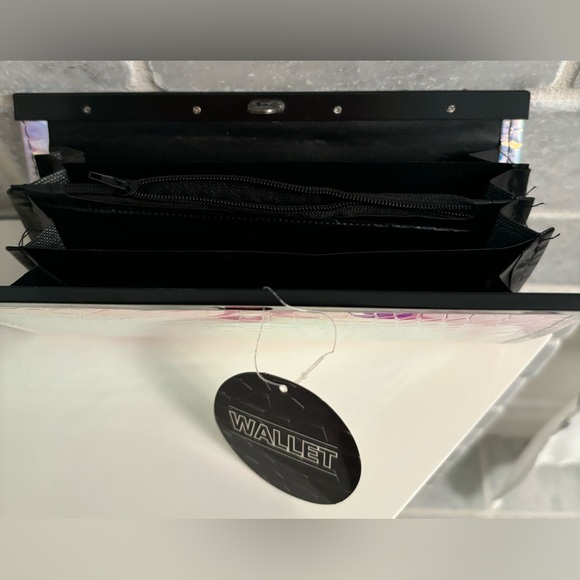 Silver metallic irradiance wallet with several slots for bills, etc. - Picture 2 of 3